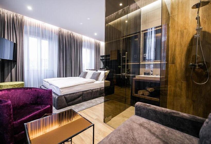استودیوی لوکس, Teatro Suite & Rooms