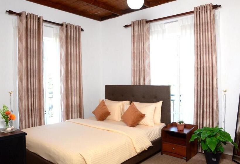 اتاق لوکس با بالکن, The Fern Inn