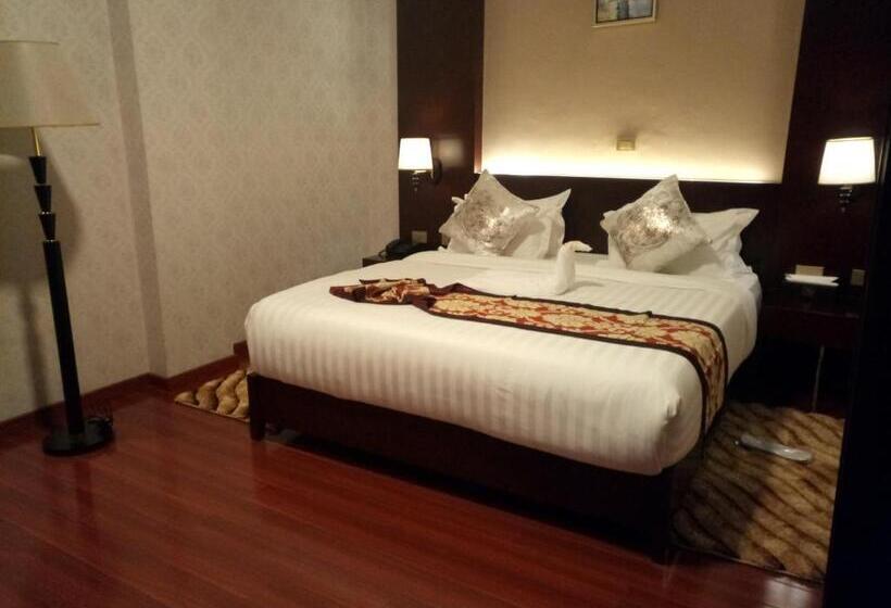 سوییت جونیور لوکس, Sherar Addis