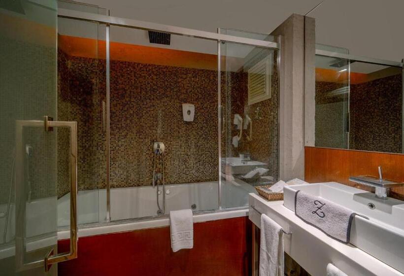 اتاق خانوادگی, The New Hotel Zeybek