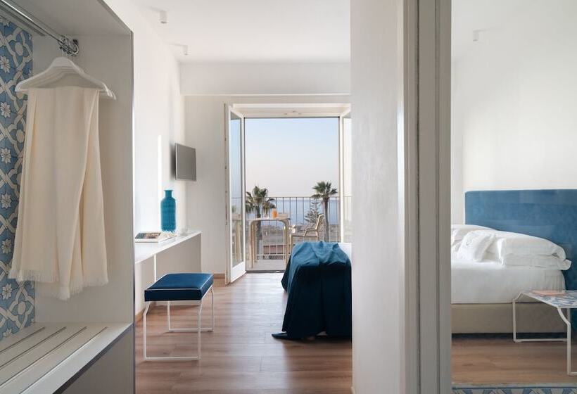 غرفة ديلوكس مطلّة علي البحر مزوَّدة بشُرفة, Domo 20 Hotel & Rooftop