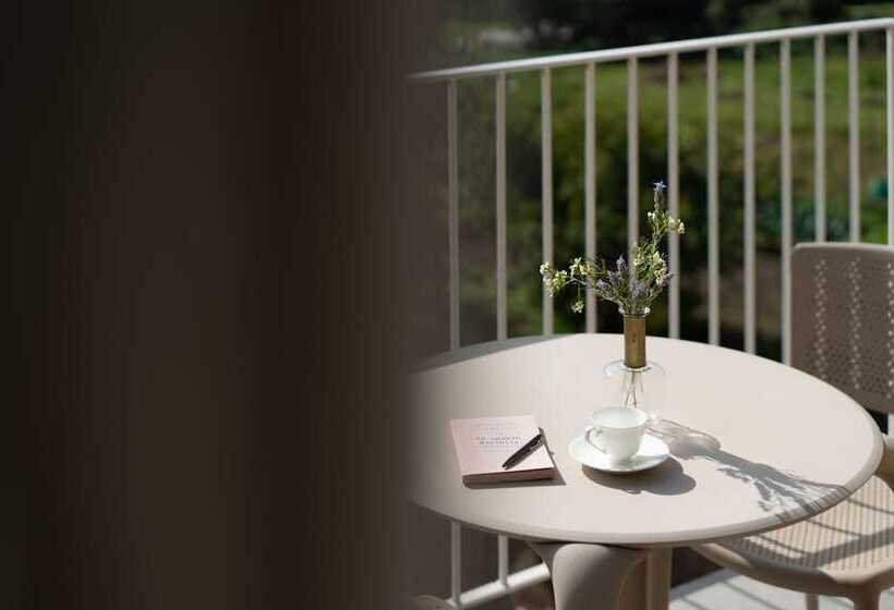 جناح جونيور, Domo 20 Hotel & Rooftop