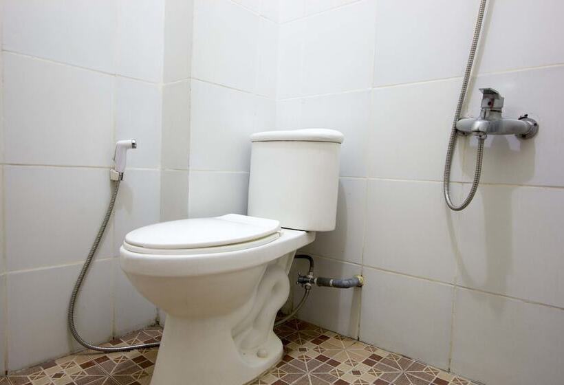 Семейный Номер, Reddoorz Plus Near Stadion Mandala Krida