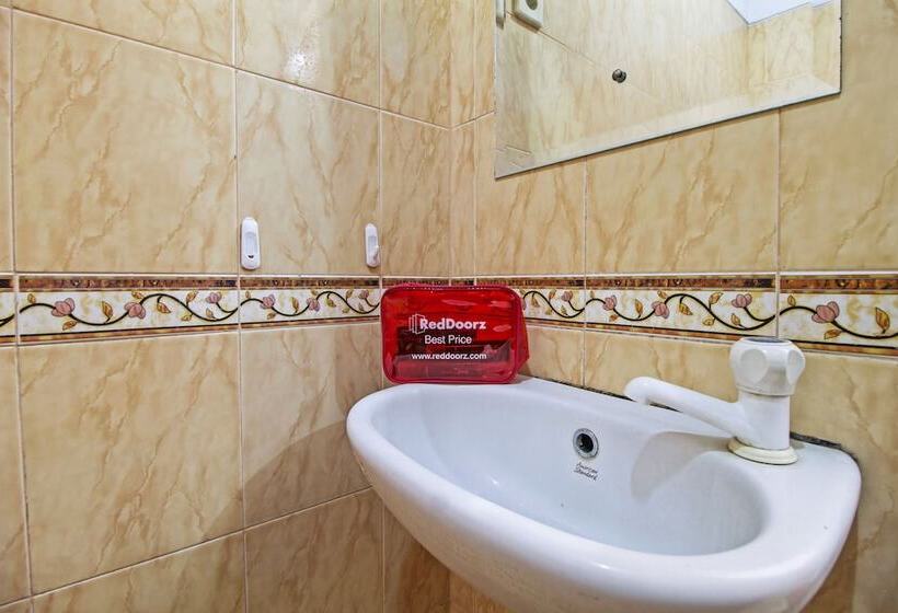 Номер Стандарт, Reddoorz Plus Near Ciputra World Kuningan 2