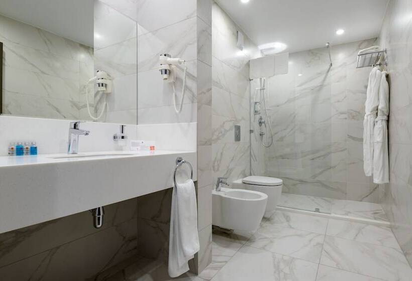 اتاق سوپریور سه تخته, Azimut Hotel Kyzyl