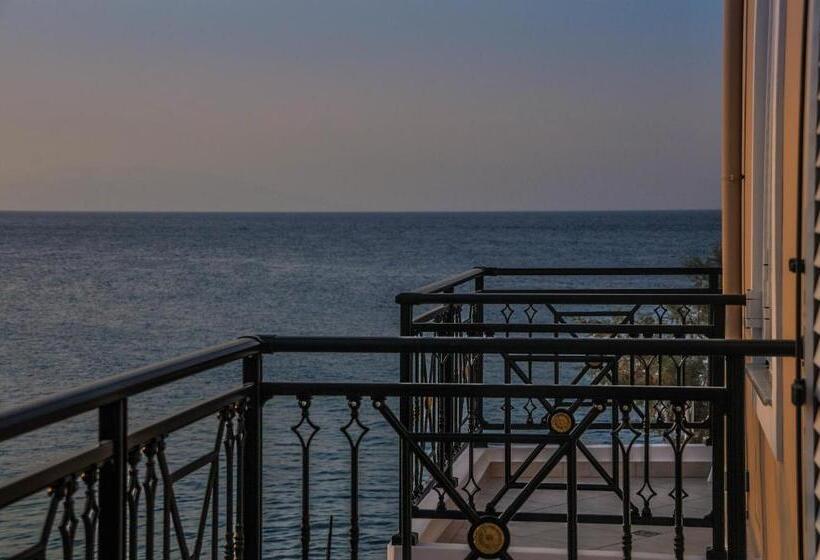 غرفة قياسية مطلة على المدينة, Kyani Akti