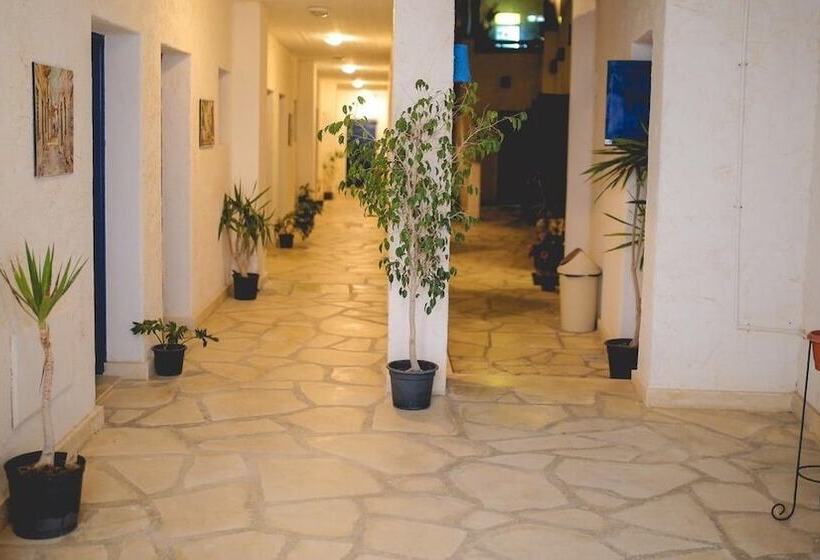 اتاق ساده سه‌ نفره, Ios Village