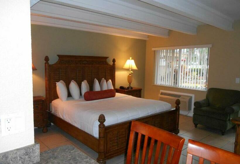 Deluxe Suite King Bed, The Bayside Inn & Marina