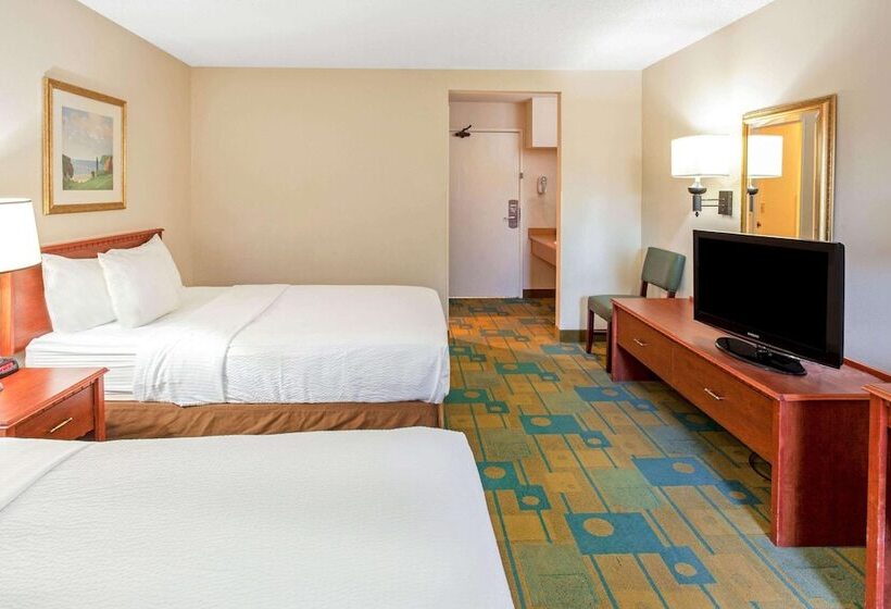 Номер Стандарт 2 Двуспальные Кровати, La Quinta Inn By Wyndham Milwaukee Airport / Oak Creek