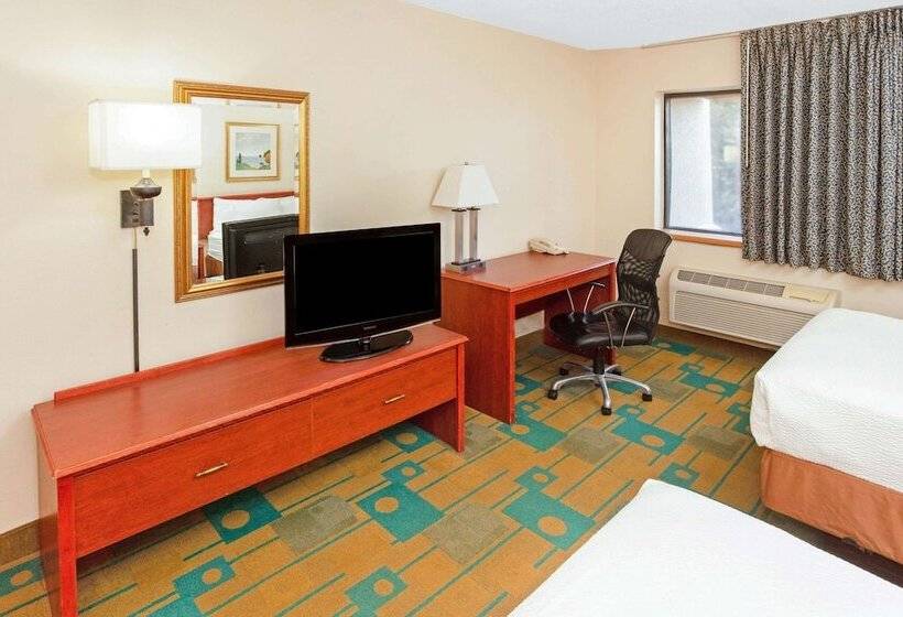 Президентский Люкс, La Quinta Inn By Wyndham Milwaukee Airport / Oak Creek