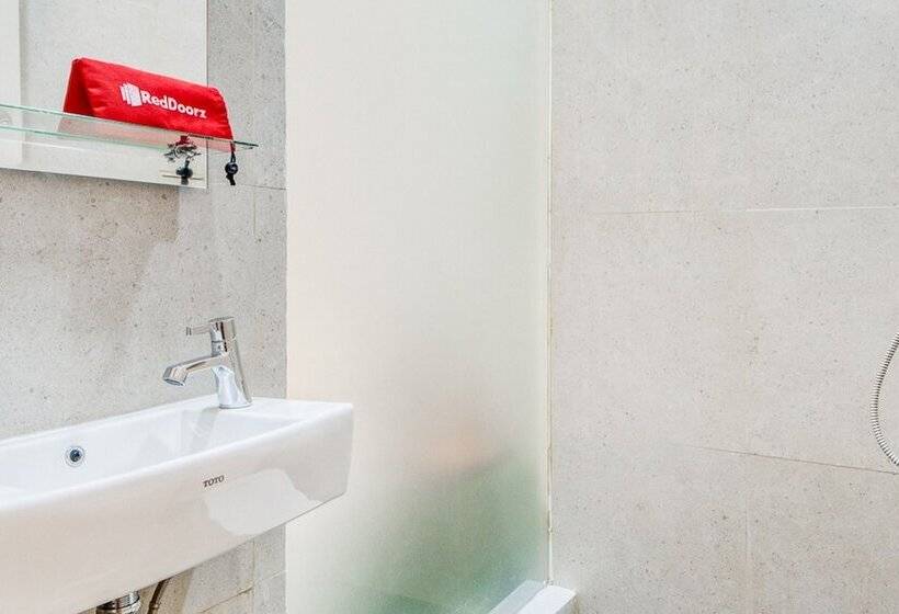 Номер Стандарт, Reddoorz Plus Near Taman Ismail Marzuki
