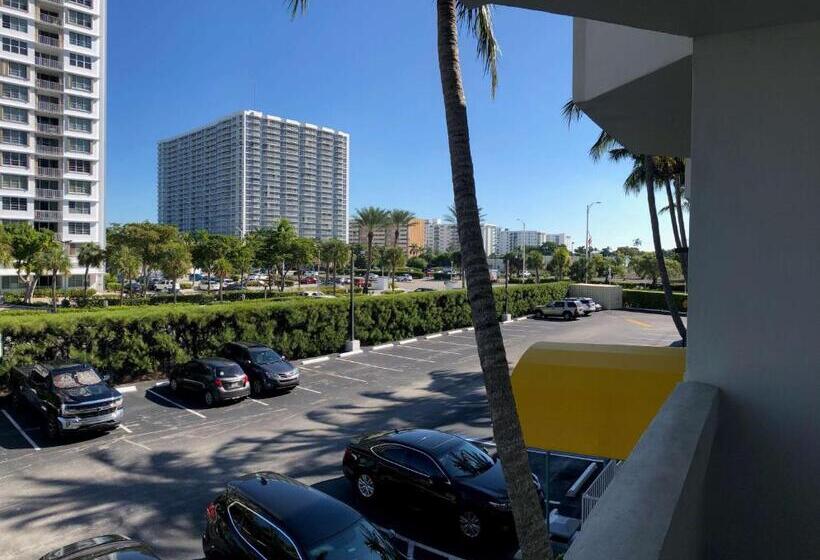 Четырехместный Номер Стандарт с Балконом, Palm Tree Club Miami