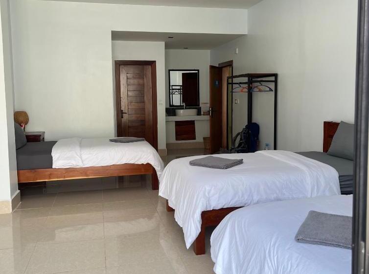 تختخواب در اتاق مشترک, Sorya Guesthouse & Dolphin Tours