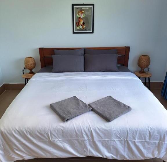 اتاق لوکس با بالکن, Sorya Guesthouse & Dolphin Tours