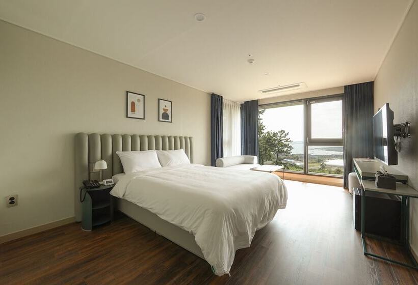 Номер Deluxe, Seogwipean