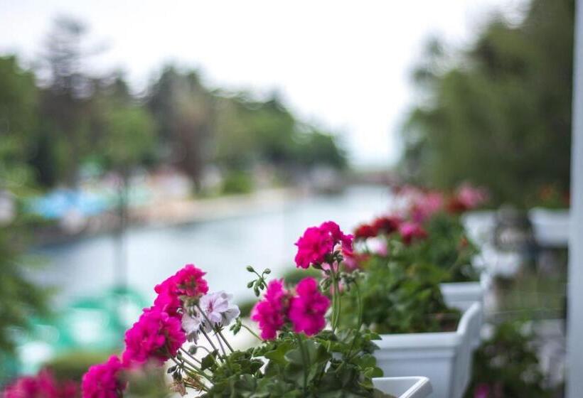 اتاق لوکس با بالکن, Seasons