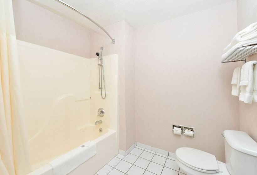 Номер Стандарт, Quality Inn & Suites Stoughton  Madison South