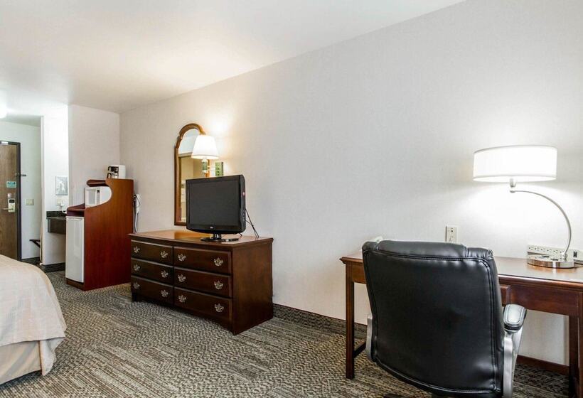 Номер Стандарт, Quality Inn & Suites Stoughton  Madison South