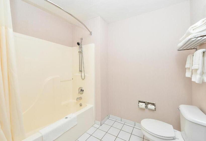 Номер Стандарт, Quality Inn & Suites Stoughton  Madison South