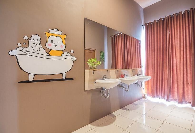 Кровать в Общей Комнате, Reddoorz Hostel @ Grand Pangandaran