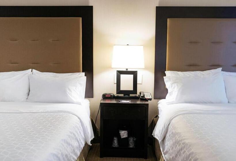 Номер Deluxe Вид на Бассейн, Holiday Inn Express & Suites   Olathe North, An Ihg