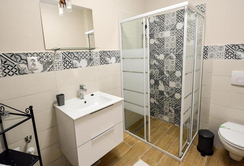 스탠다드 스튜디오, Mandarin Premium Apartments