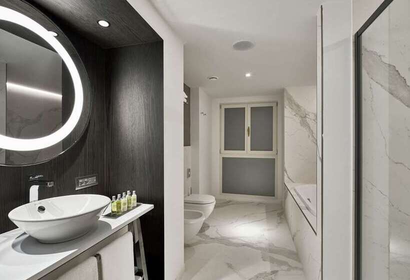 اتاق استاندارد با تخت بزرگ, Doubletree By Hilton Trieste