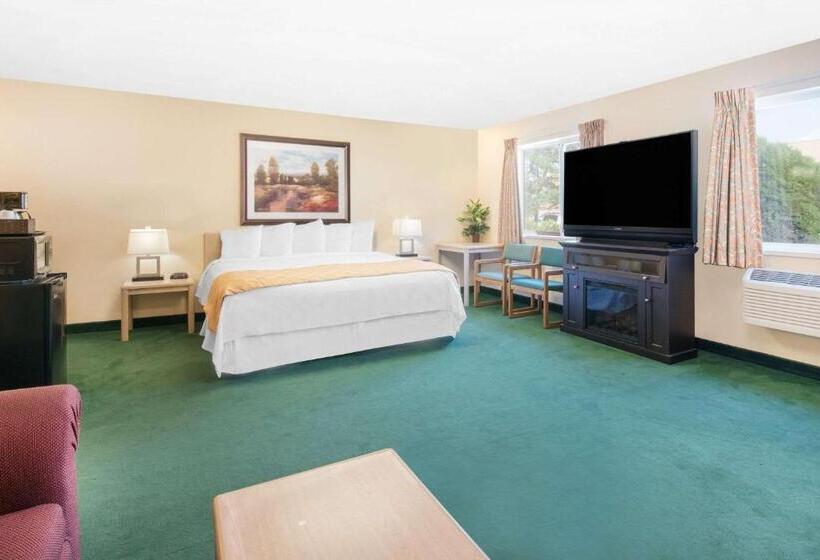 Люкс Deluxe Кровать Кинг, Days Inn & Suites By Wyndham Fargo 19th Ave/airport Dome