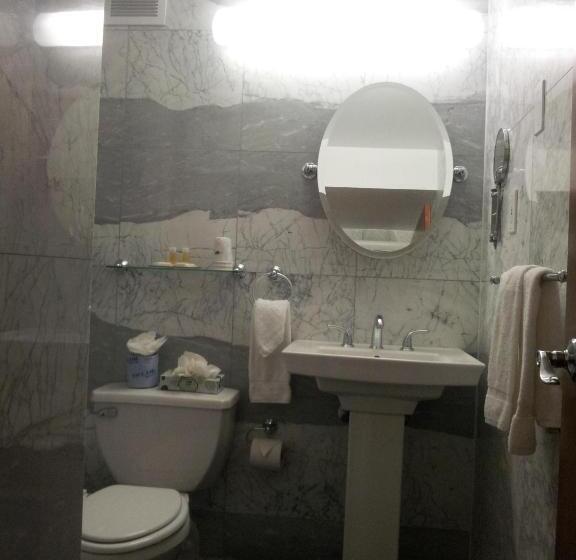 Номер Стандарт Кровать Кинг Адаптированный для Инвалидов, Ramada By Wyndham North Bergen