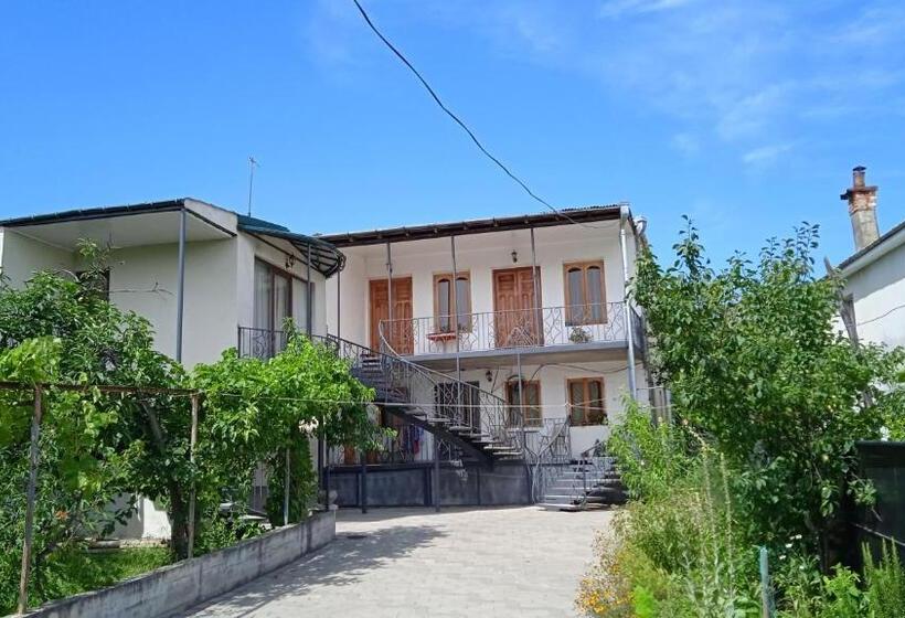 اتاق راحتی سه تخته, Sataplia District