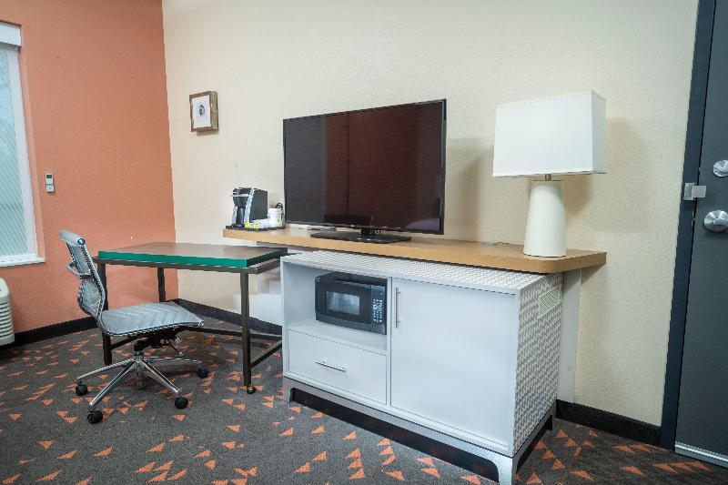 适合残疾人士使用的带超级大床的标准间, Holiday Inn St Louis   Creve Coeur, An Ihg