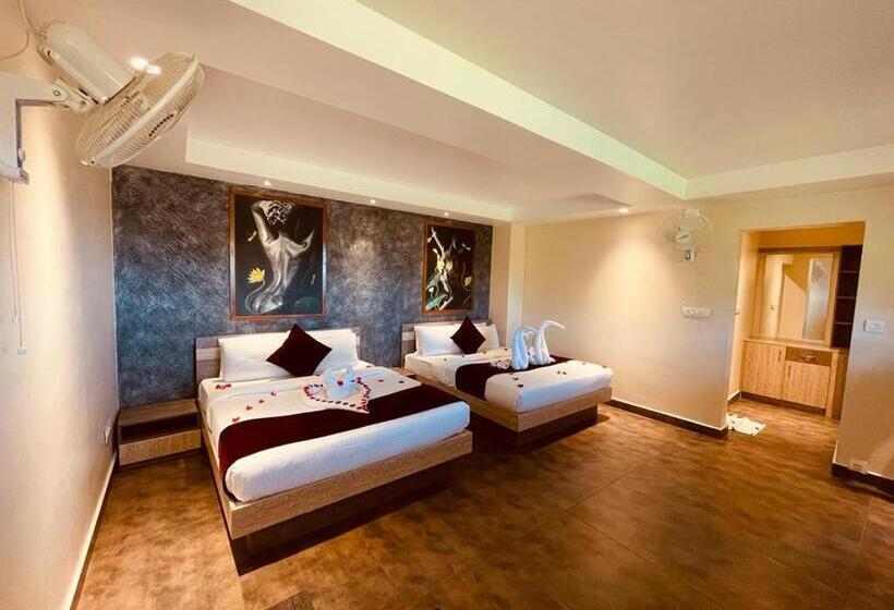 디럭스 룸, Foggy Knolls Resort