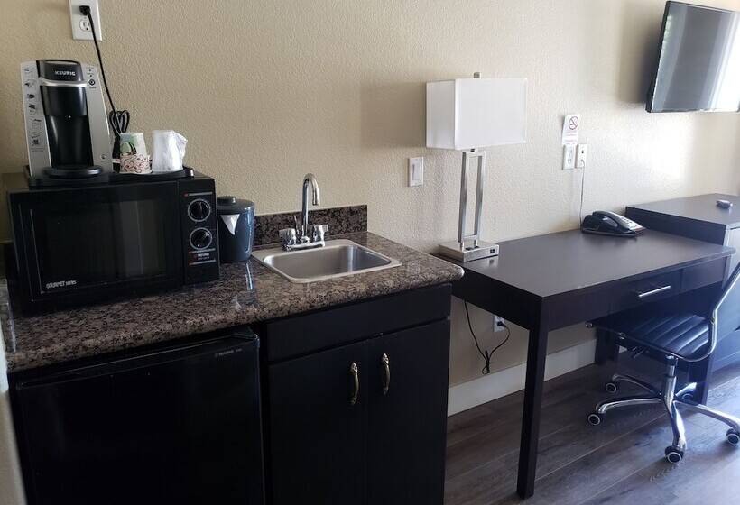 Люкс с гидромассажем, Fairview Inn & Suites