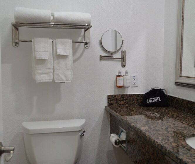 Люкс с гидромассажем, Fairview Inn & Suites
