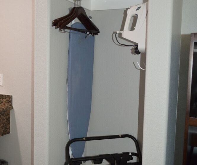 Люкс с гидромассажем, Fairview Inn & Suites