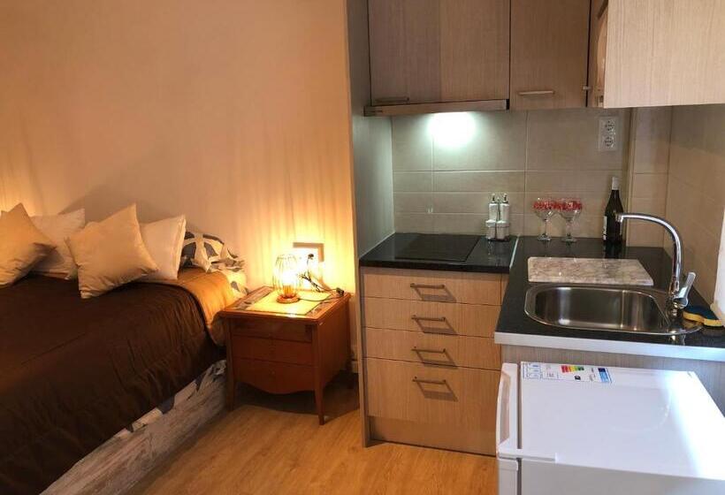 استودیوی استاندارد, Hostel Penedes