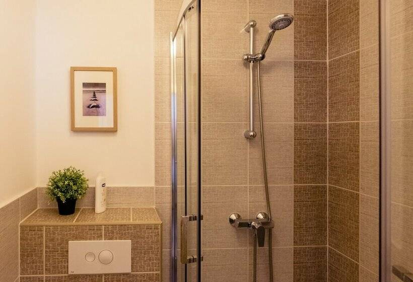 Номер Стандарт Вид на Бассейн, Rooms & Apartments Karlo