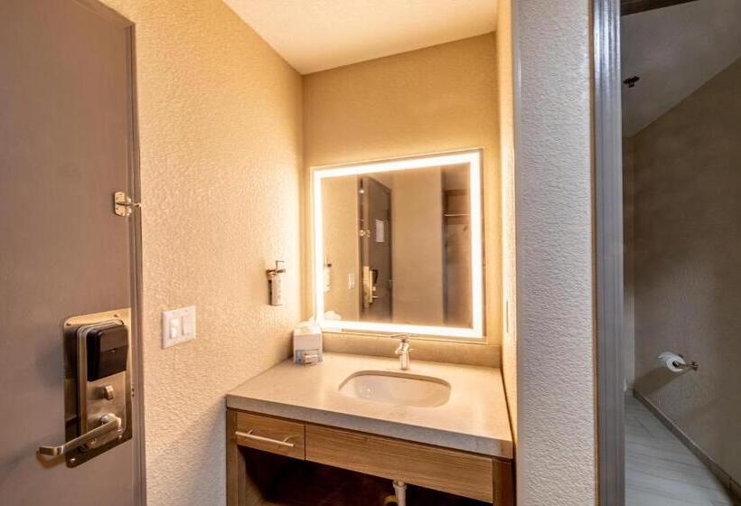 Люкс Кровать Кинг, Candlewood Suites Wichita Northwest, An Ihg