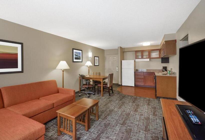 מיטת קינג בסוויטה, Staybridge Suites Memphis Poplar Ave East, An Ihg