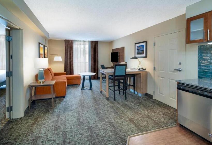 מיטת קינג בסוויטה, Staybridge Suites Memphis Poplar Ave East, An Ihg
