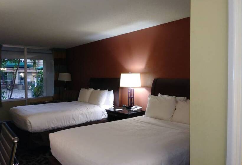 Номер Стандарт 2 Двуспальные Кровати, Clarion Inn