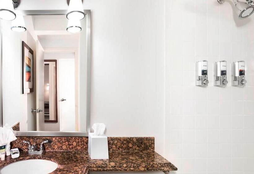 带2个双人床的标准工作室, Four Points By Sheraton Kansas City Airport