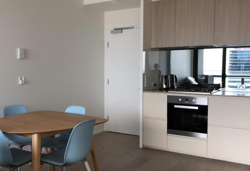 2 Bedrooms Apartment City View, Winston Apartments Docklands
