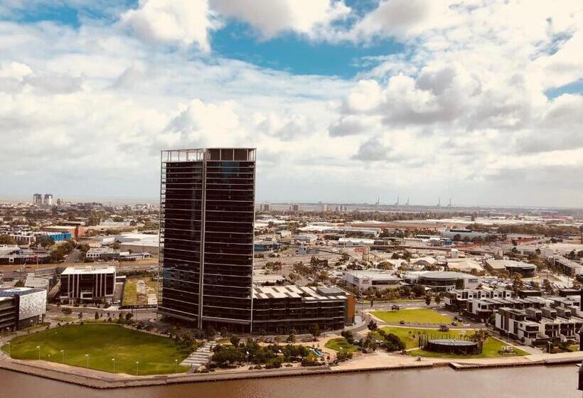 2 Bedrooms Apartment River View, Winston Apartments Docklands