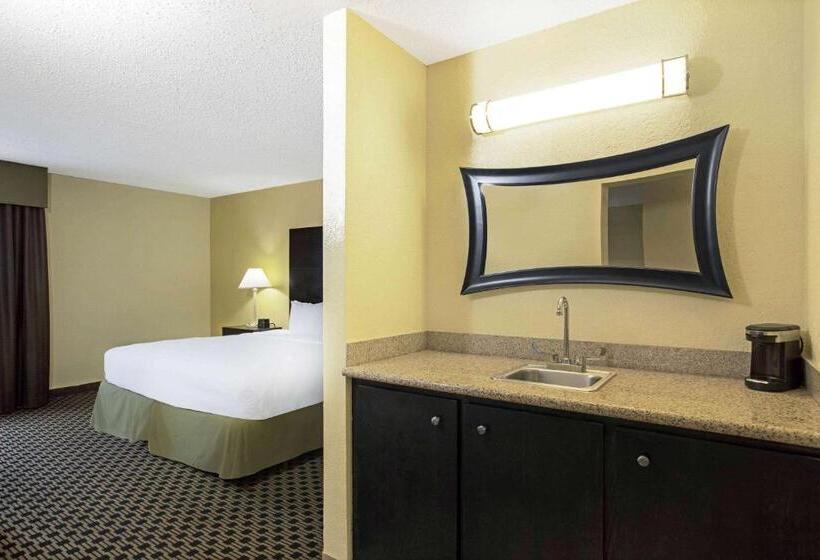 Люкс Кровать Кинг, La Quinta Inn & Suites By Wyndham Salina
