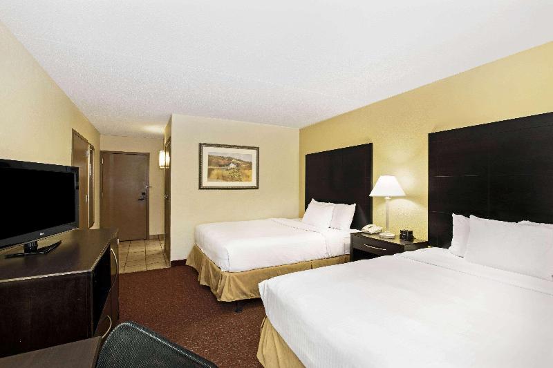 Номер Стандарт, La Quinta Inn & Suites By Wyndham Salina