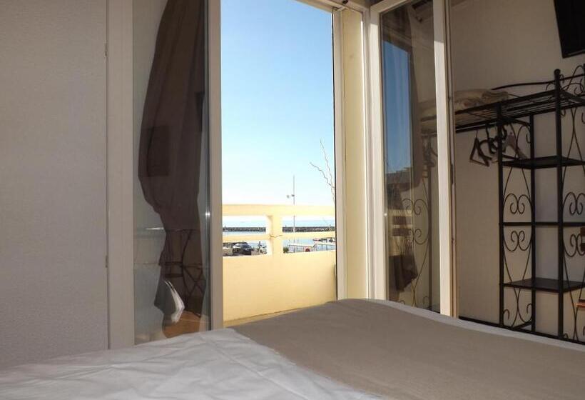 غرفة قياسية مطلّة علي البحر مزوَّدة بشُرفة, Hôtel Le Carnon