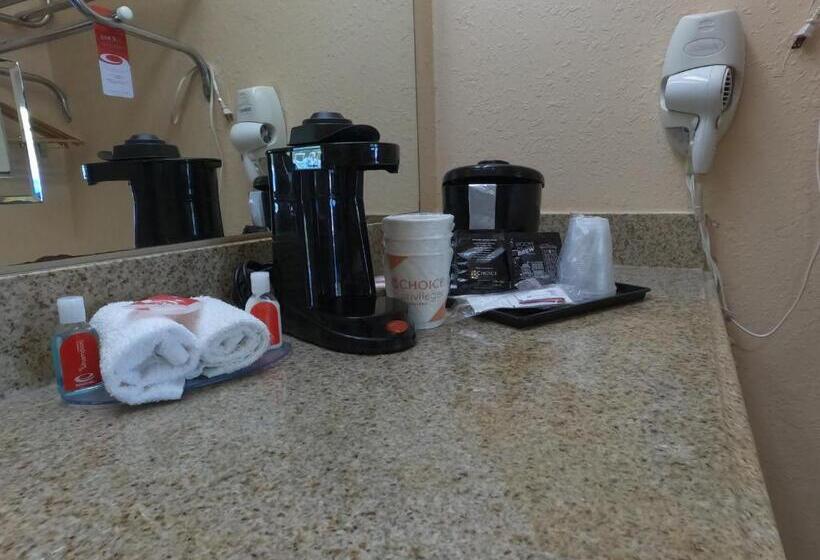 מיטת קינג בסוויטה, Econo Lodge Inn & Suites Downtown Northeast Near Fort Sam Houston