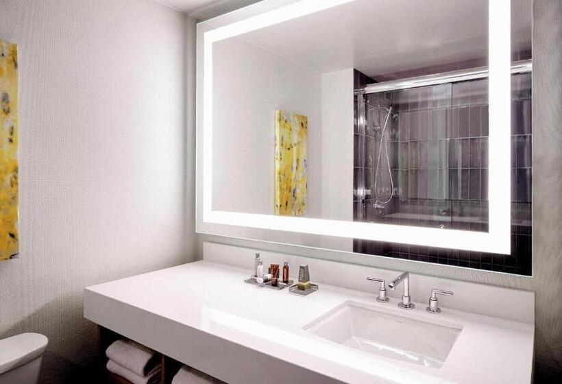 Pokój Typu Standard Łóżko King Przystosowany dla Osób Niepełnosprawnych, Oakland Marriott City Center