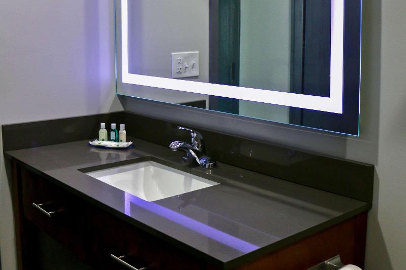 Люкс Кровать Кинг, Quality Inn & Suites Watertown Fort Drum